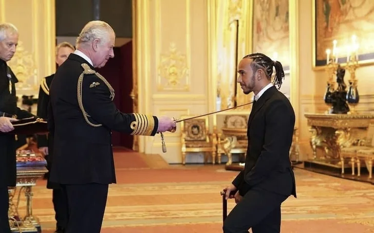 Er verlor den Welttitel, aber Hamilton erhält den höchsten Titel in Großbritannien: Named"sir"von Prince Charles