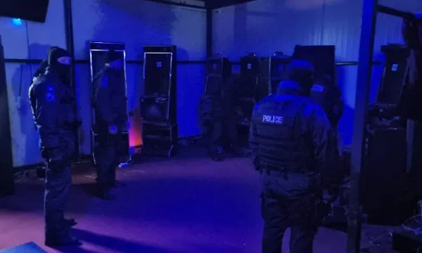 Policia tregon krejt çka u sekuestrua sot në Karaçevë, u gjetën edhe armë e fishekë