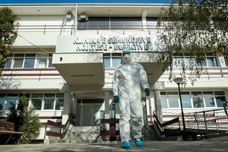 Nëntë pacientë me koronavirus po trajtohen në Infektivë, tre janë në gjendje më të rëndë