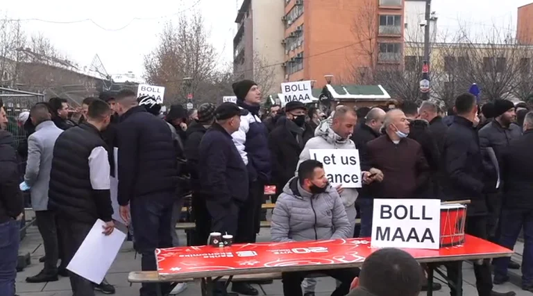 “Boll ma”, gastronomët kërkojnë lirimin e masave, paralajmërojnë protesta më masive