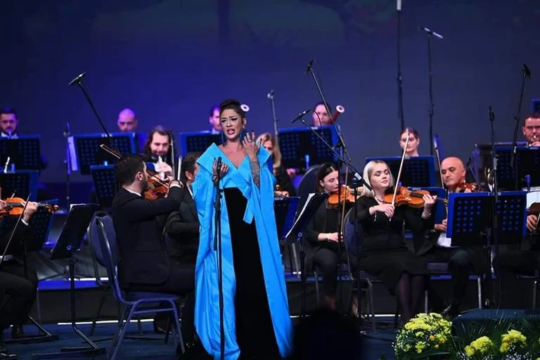 Shpërthen solistja Arta: Ministria financoi kanagjeq, e jo koncertin për fëmijë me muzikë klasike