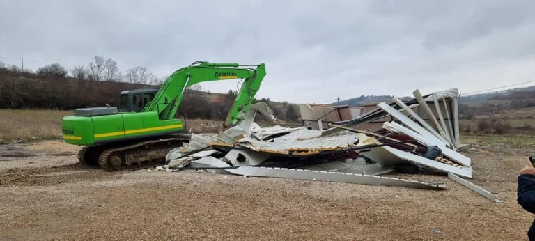 Publikohen pamje nga rrënimi i kazinove në Karaçevë