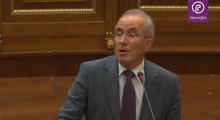 Çfarë donte të thoshte deputeti i VV’së: Nis e reciton “qesh i vogël e u rrita” në Kuvend