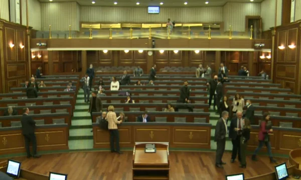 Nis kriza energjetike? Deputetëve u ndalet rryma në seancë