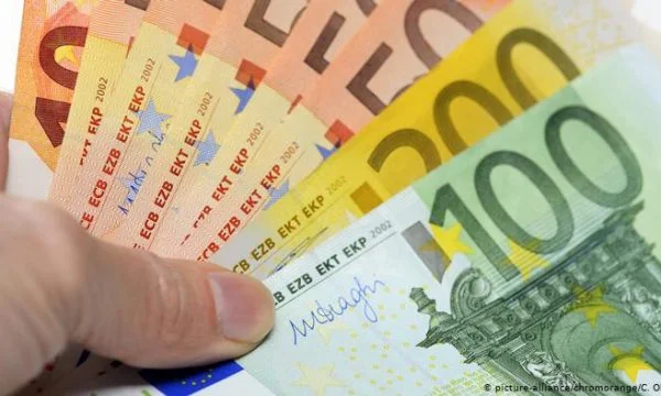 Dy klinezë i gjejnë 2735 euro, ia kthejnë klinezit të tretë të cilit i kishin humbur