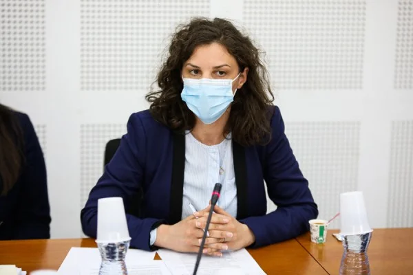 Sqarohet ministrja: S’kam thënë mos u nxeni, kam thënë kurseni aq sa mundeni