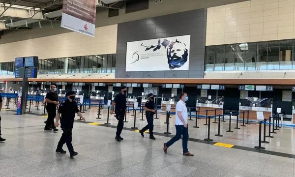 Ministri i Shëndetësisë bashkë me policinë në Aeroport: Do t’i ashpërsojmë masat