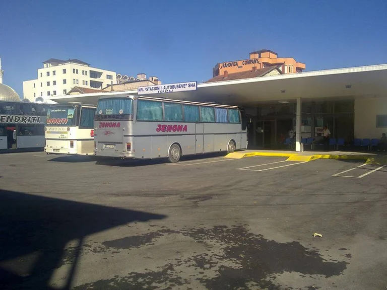 Skandal: “Stacioni i Autobusëve” në Ferizaj shantazhon me padi gruan që u ankua për dallavere në konkurs punësimi