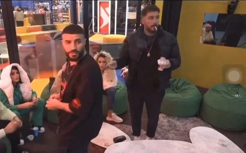 Publikohet VIDEO kur dikush nga jashtë i gjuan me gurë banorët e Big Brother VIP