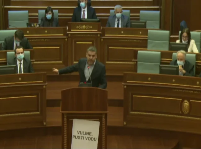‘Vulin, lëshoje ujin’ – Kastrati shpjegon pse vuri pankartën, thotë se ishte mesazh edhe për Kurtin e Gërvallën