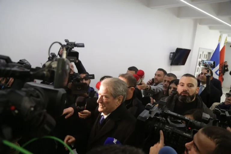 Berisha me shokë në selinë e PD-së: Premton se zyra e Lulzim Bashës nuk do të ‘pushtohet’
