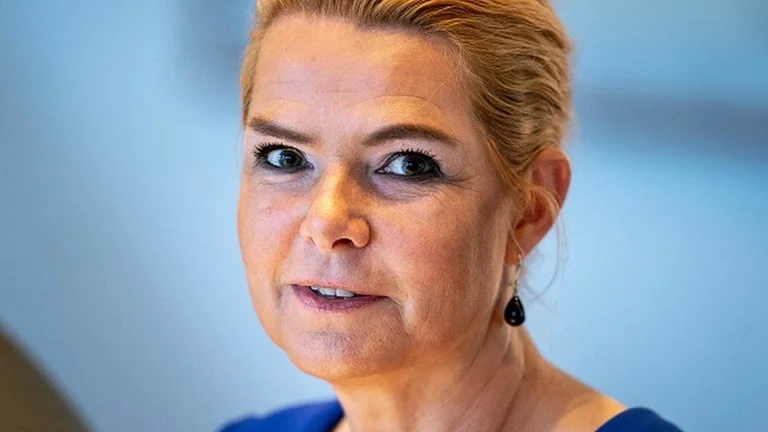 Dënohet me burgim ish ministrja daneze e emigracionit: Ndau çiftet e reja të refugjatëve