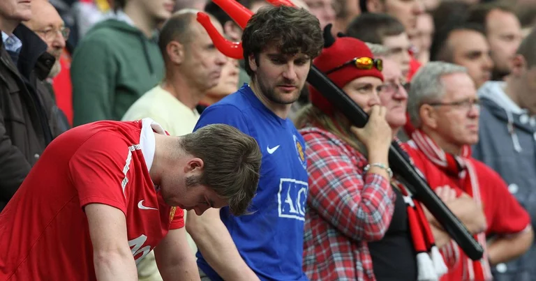 Fansat e Manchester Unitedit pasi iu ra në short Parisi: Duhet të hidhet shorti sërish, short i KURDISUR