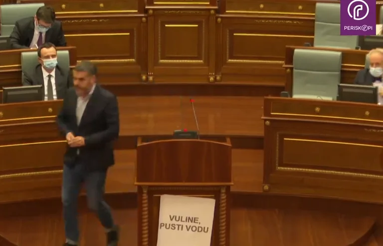 Ardian Kastrati mit Performance gegen Vulin in der Montage: “Vulin, Wasser freisetzen”