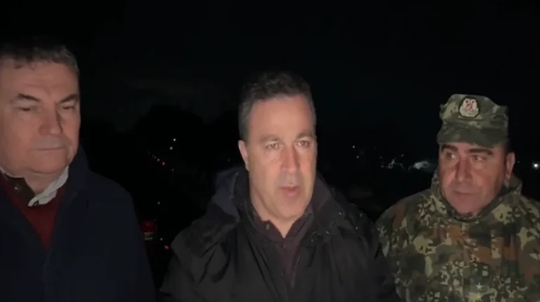 Përmbytjet në Shqipëri, ministri i Mbrojtjes: 30 familje janë evakuuar, qindra hektarë nën ujë