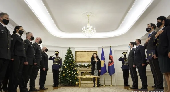 Me gradën më të lartë ushtarake: Bashkim Jashari gradohet nga Presidentja, i pranishëm edhe Kurti