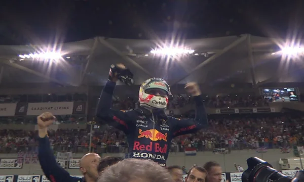 Spektakël dhe çmenduri në Formula 1: Verstappen shpallet kampion bote, Hamilton mbetet prapa