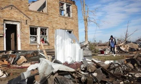 Dy fëmijë gjenden të gjallë në vaskë pas tornados në SHBA