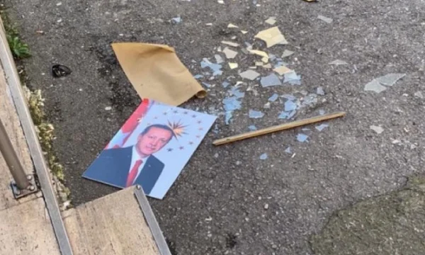 Arrestohet turku që e hodhi në tokë foton e Erdoganit