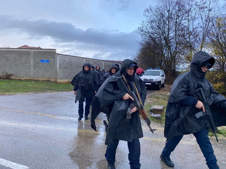 Vazhdon aksioni në Gllogjan për kapjen e të dyshuarit të 4-të për vrasjen e trefishtë