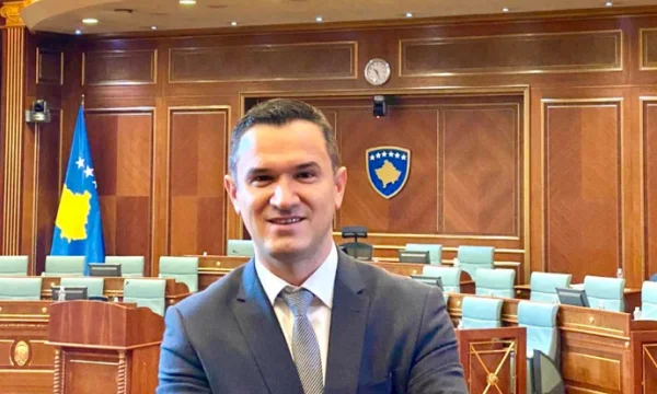 Ish-deputeti Hoxha, thirrje publike deputetëve: Shpëtoni ekonomitë familjare nga rritja enorme e çmimeve