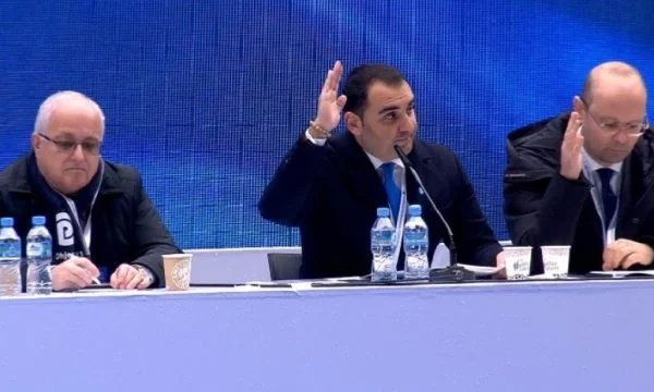 Kuvendi i PD’së hedh në votim shkarkimin e Bashës: Më 18 Dhjetor referendum në çdo degë