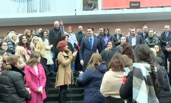 Basha mbledh mbështetësit ditën që po e shkarkojnë