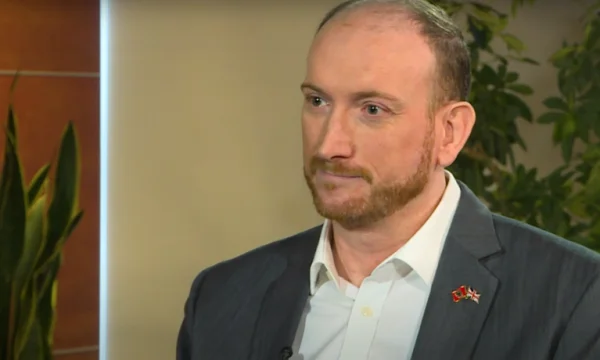 Ambasadori britanik në Shqipëri: Dialogu Kosovë-Serbi s’po përparon aq sa do të donim