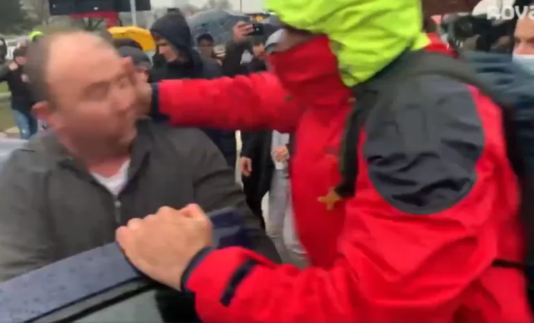 Incident në Beograd, një person goditet nga protestuesit dhe i thyhet makina