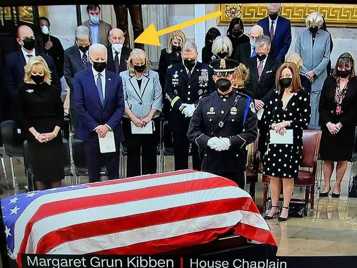 Nderimet e fundit për Bob Dole: Kush është shqiptari që shihet kaq afër Presidentit Biden