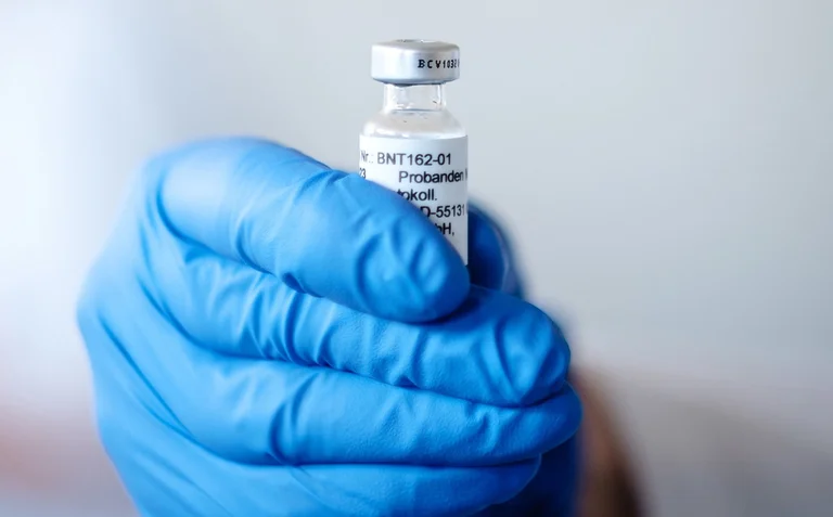 Pfizer: Me përhapjen e Omicronit njerëzit mund të kenë nevojë për dozën e katërt të vaksinës
