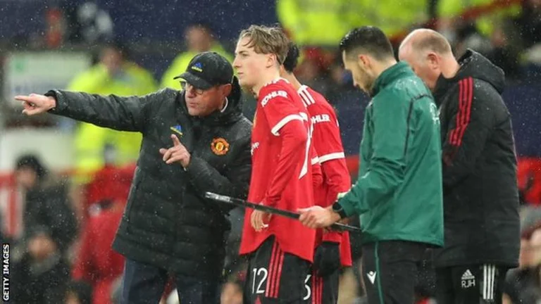 Emocionale: Komentatori i famshëm komenton djalin e tij duke i hyrë në lojë për Manchester United