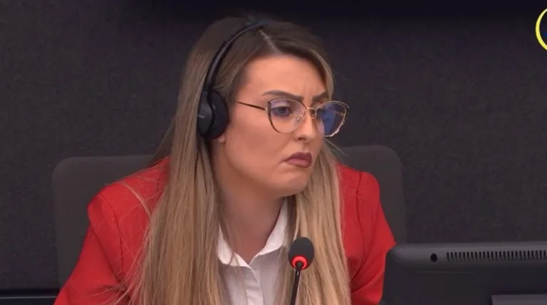 Gazetarja kosovare shtron pyetje në Hagë: Gucatin e Haradinajn s’i shoh të akuzuar, pse lejuat rrjedhjen e dosjeve