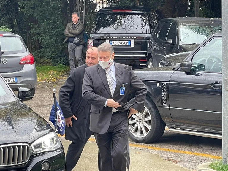Escobar shkon ta takojë Bashën, shoqërohet nga ambasadorja amerikane