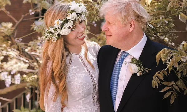 Gruaja 24 vjeçe më e re i lindë vajzë kryeministrit britanik