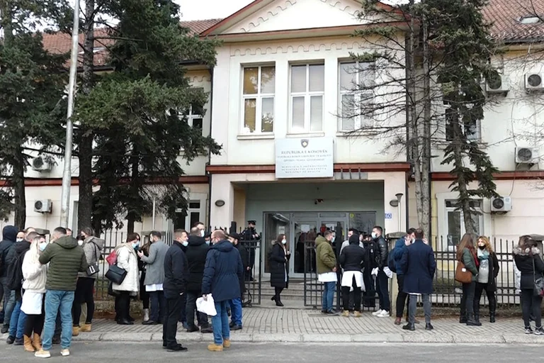 Specializantët thonë se kërkesat e tyre kanë hasur në neglizhencë totale institucionale