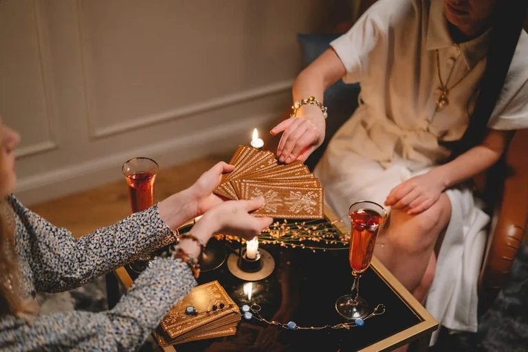 Parashikimi me letrat tarot për 2022, ja çfarë duhet të dinë të gjitha shenjat