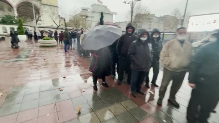 Radhë të gjata për bukë të lirë në Stamboll