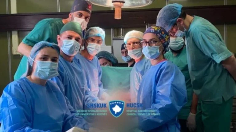 Mjekët kosovarë shpëtojnë pacientin duke ia hequr tumorin 3.5 kilogramë nga trupi