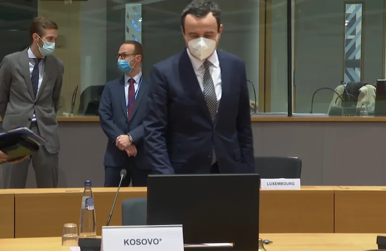 Analist Halimi shpjegon pse VV po e mbron Albinin nga fusnota: Nëse vepron si të tjerët, ku është ndryshimi?