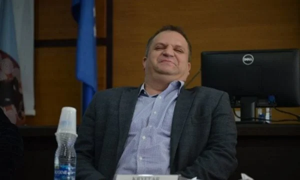 Shpend Ahmeti ironizon: Kesh tu bo ndeshje, si kishin pastru rrugët