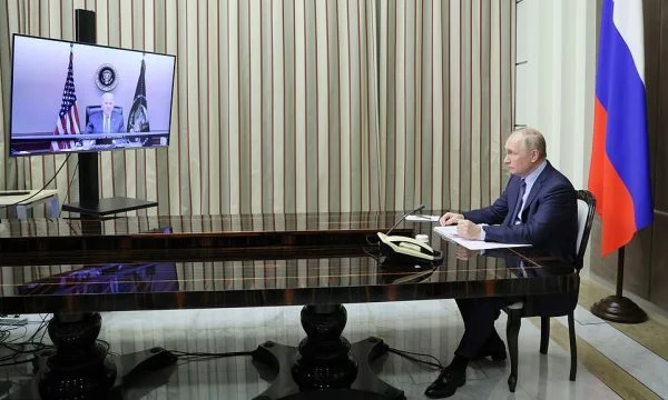 Tensionet Rusi-Ukrainë: Biden-Putin e nisin bisedën me buzëqeshje