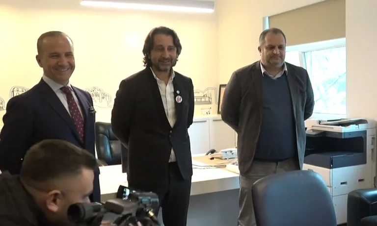 Shefi i Kabinetit të Glauk Konjufcës përgojon publikisht Përparim Ramën dhe Shpend Ahmetin