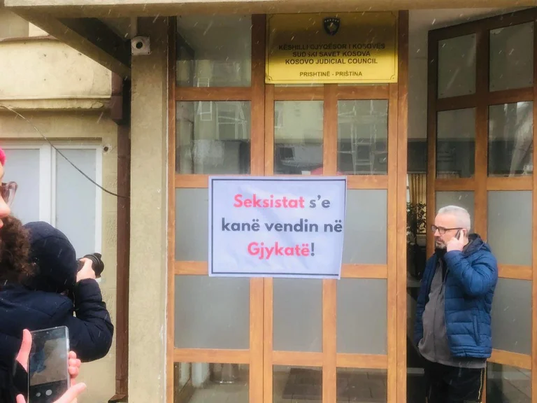 Feministet ‘pushtojnë’ Gjyqësorin: “Seksistat s’e kanë vendin në Gjykatë”