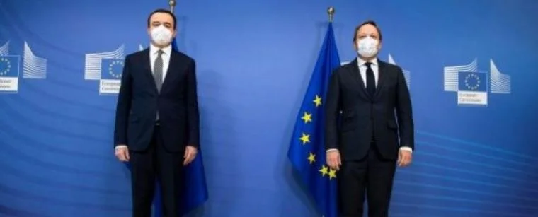 ”Kosova ta vazhdojë reformën në drejtësi, të luftojë krimin e organizuar” – Kërkesat e Varhelyit ndaj Kurtit