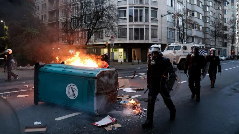 Bruksel, protesta të dhunshme kundër ashpërsimit të masave kundër Covid-19