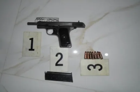 Prizrenasi kërcënon me jetë familjen e vet, policia i gjen edhe armë pa leje
