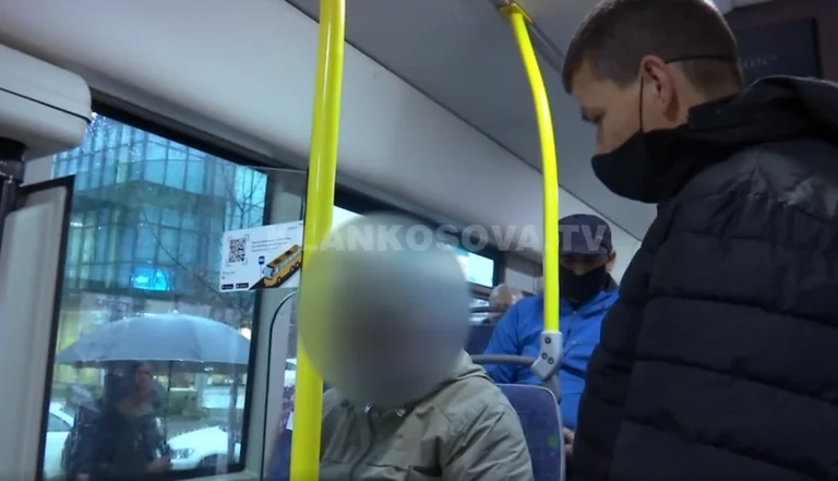 Konduktori ia kërkoi dëshminë e vaksinimit, i moshuari kosovar i kthehet ashpër: M*** i thiftë