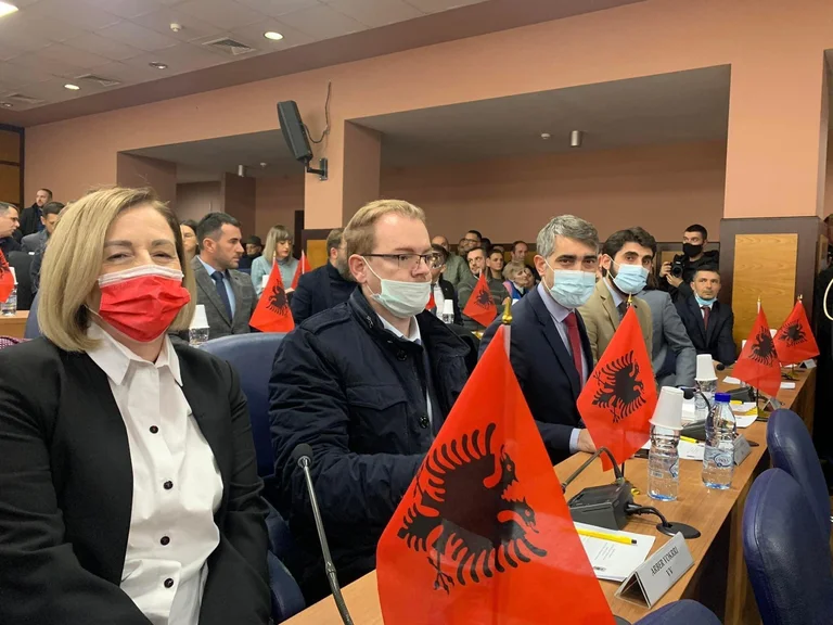 Asamblistët e VV-së pretendojnë se përsëri e duan flamurin kuq e zi: Vendosin flamuj “Made in China”