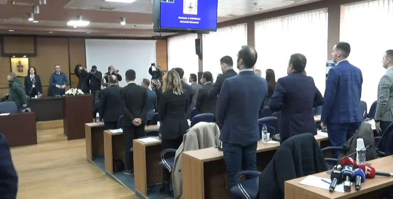 Shpend Ahmeti me përqafim të fortë për Përparim Ramën pak para se të ia dorëzojë detyrën